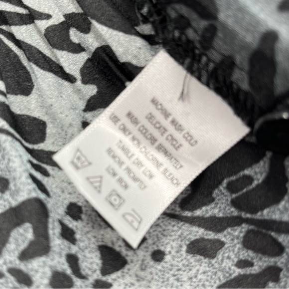 Women’s animal print button down blouse EUC - Picture 10 of 11